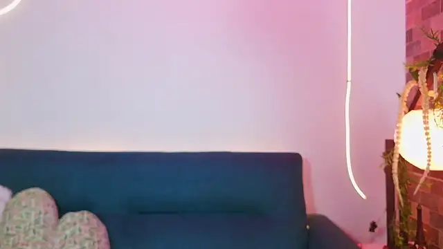 luna valen online show from March 18, 2026, 3:53 am