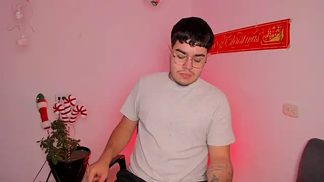 Snapshot of thiago_occonor chatting on December 16, 2025, 6:40 am thiago occonor online show from December 16, 2025, 6:40 am