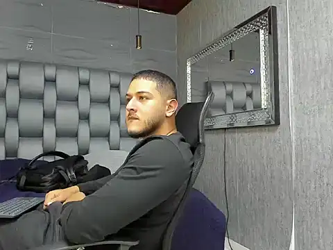 Snapshot of jasonshaw25 chatting on October 10, 2025, 11:37 pm jasonshaw25 online show from October 10, 2025, 11:37 pm