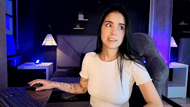 giapearl25 online show from November 12, 2025, 1:39 am