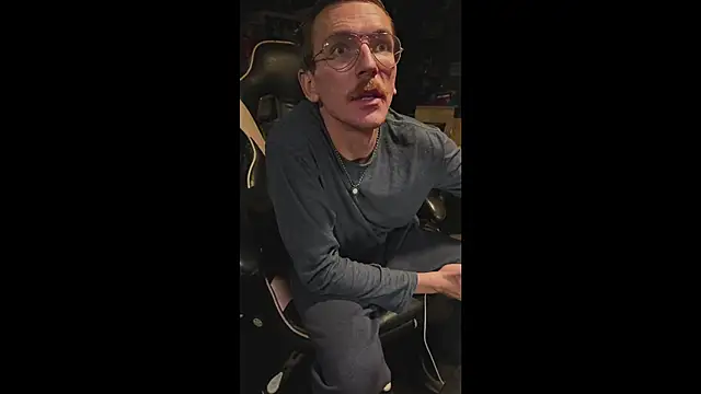 Snapshot of AverageMaleJay chatting on November 9, 2025, 2:43 am AverageMaleJay online show from November 9, 2025, 2:43 am