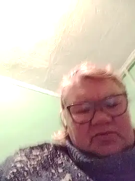 Snapshot of LusiyaGold5 chatting on March 1, 2026, 11:29 pm LusiyaGold5 online show from March 1, 2026, 11:29 pm