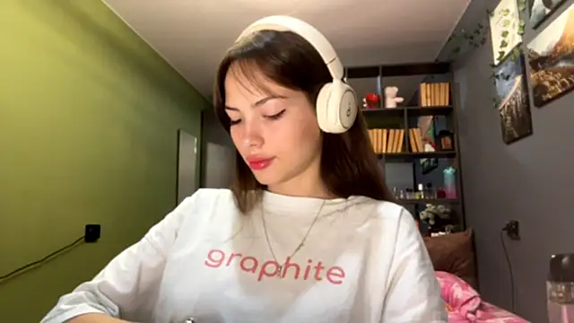 Snapshot of MysticAlisa chatting on October 4, 2025, 10:35 am MysticAlisa online show from October 4, 2025, 10:35 am