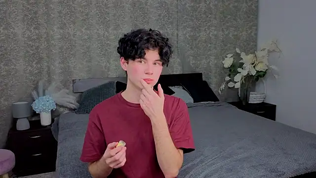 Snapshot of Cute_Mike chatting on November 19, 2025, 7:58 pm Cute Mike online show from November 19, 2025, 7:58 pm