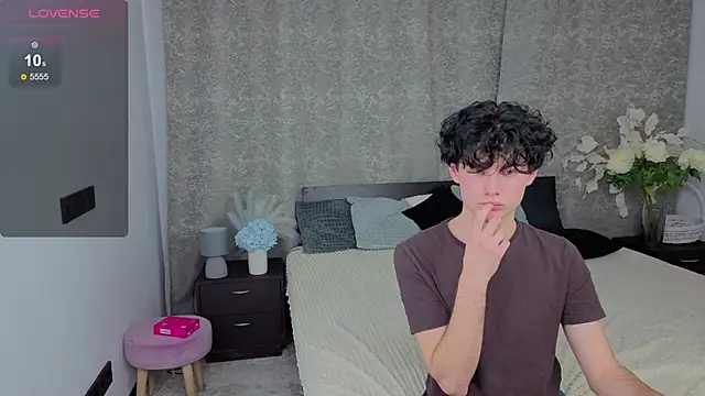 Snapshot of Cute_Mike chatting on December 3, 2025, 7:45 pm Cute Mike online show from December 3, 2025, 7:45 pm