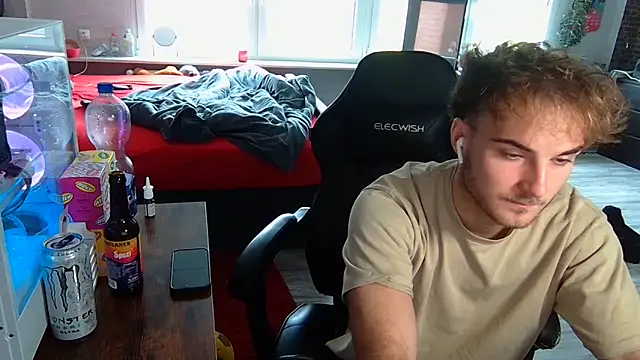 Snapshot of WolkenJunge2006 chatting on October 6, 2025, 10:12 am WolkenJunge2006 online show from October 6, 2025, 10:12 am