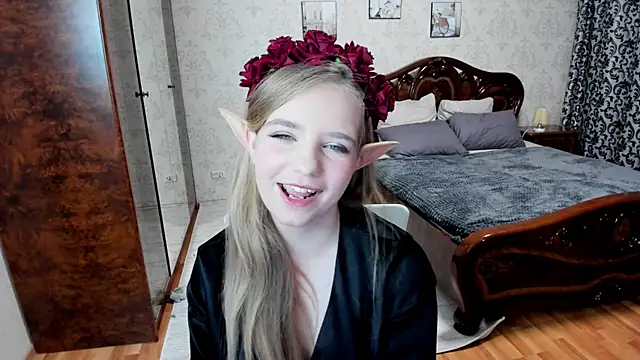 LunaCosplay online show from October 21, 2025, 7:58 pm