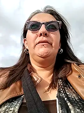 -saraqueen- online show from December 2, 2025, 9:10 pm