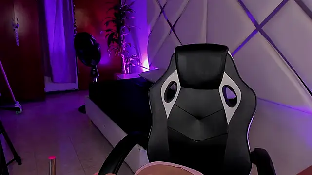 Snapshot of Lia_Kitten chatting on October 7, 2025, 3:04 am Lia Kitten online show from October 7, 2025, 3:04 am