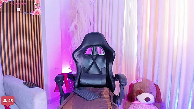 alejagarcia  online show from November 4, 2025, 9:03 pm