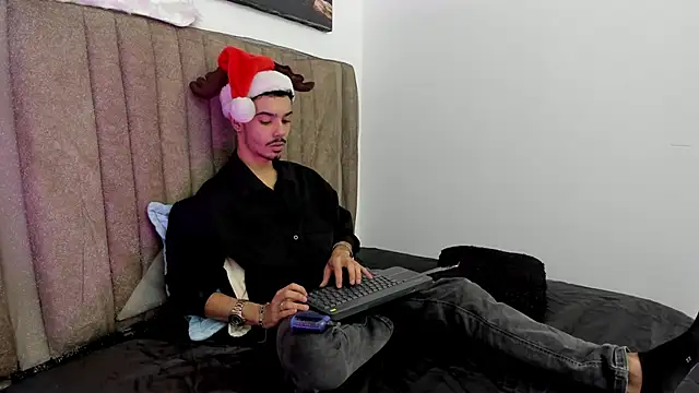 Timothe Evans online show from December 17, 2025, 4:07 am