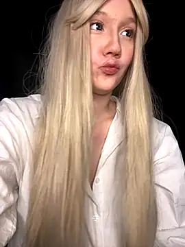 Snapshot of Darling_Bri_ chatting on November 10, 2025, 10:25 am Darling Bri online show from November 10, 2025, 10:25 am