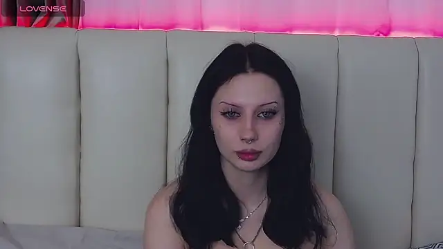 MaeAnna online show from December 14, 2025, 1:27 pm