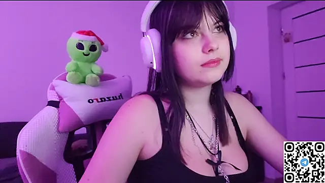 KristiBloom online show from November 17, 2025, 9:09 pm