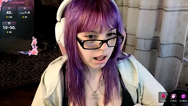 KristiBloom online show from April 17, 2026, 9:51 pm