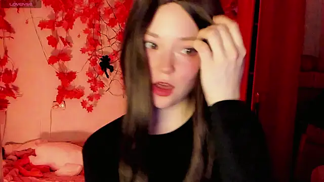 HoneyDazzle online show from October 5, 2025, 7:45 pm