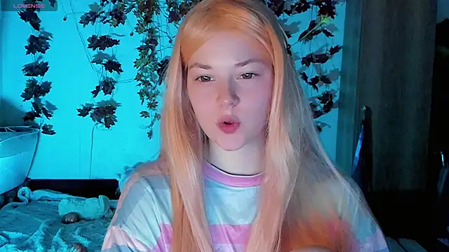 HoneyDazzle online show from October 22, 2025, 8:41 pm