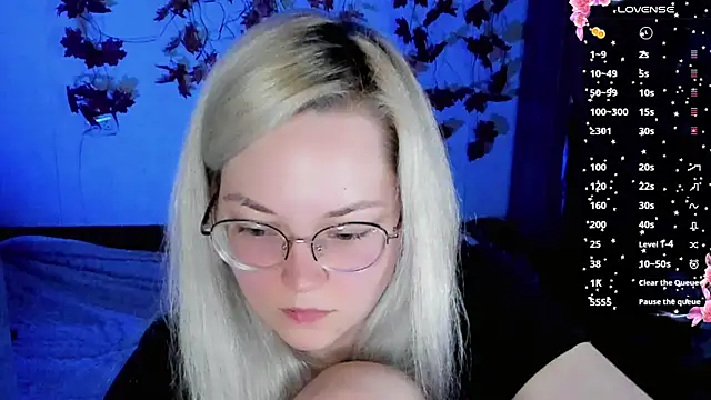 HoneyDazzle online show from November 9, 2025, 8:07 pm