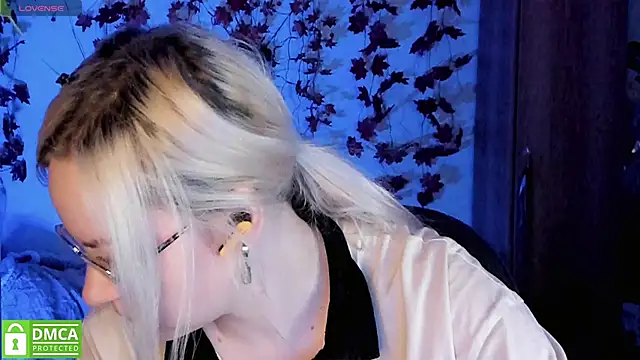 HoneyDazzle online show from November 21, 2025, 7:12 pm