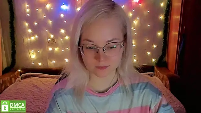 HoneyDazzle online show from November 27, 2025, 8:11 pm