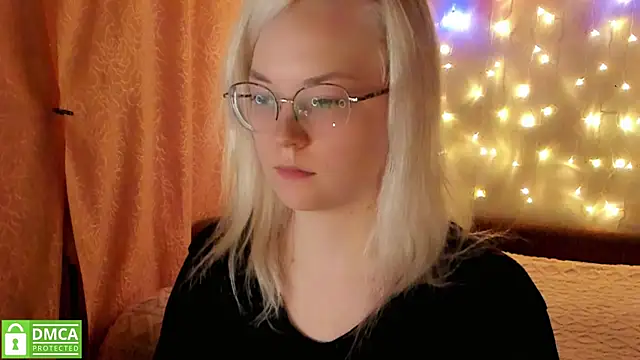 HoneyDazzle online show from November 28, 2025, 7:38 pm