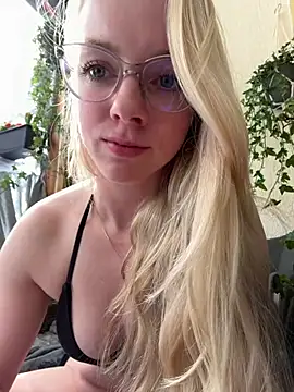 LinaLeana online show from April 1, 2026, 11:33 am