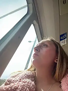 Mia dca online show from December 3, 2025, 6:50 pm