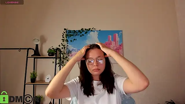 Nuura Moore online show from October 23, 2025, 12:54 am