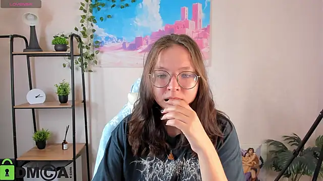 Nuura Moore online show from October 28, 2025, 12:36 am