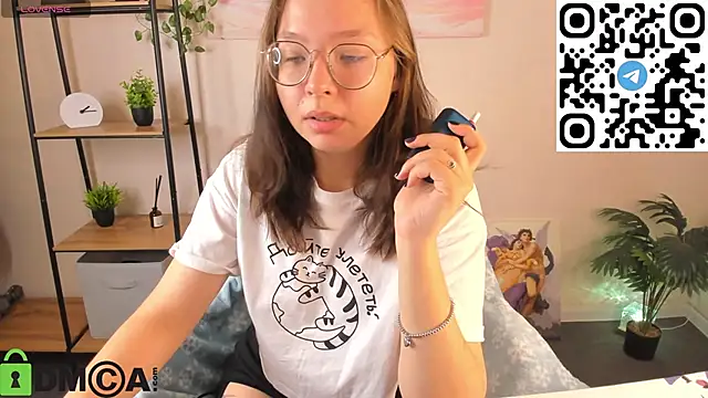 Nuura Moore online show from October 29, 2025, 12:46 am