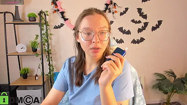 Nuura Moore online show from November 4, 2025, 12:54 am