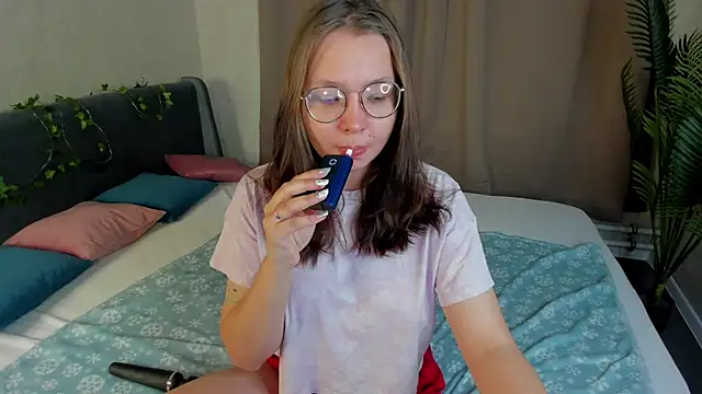 Nuura Moore online show from November 27, 2025, 1:29 am