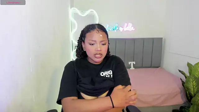 THIANA TAY online show from November 3, 2025, 4:03 am