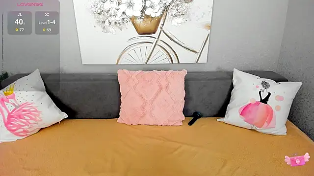 Snapshot of Evarey_ chatting on December 5, 2025, 6:44 am Evarey online show from December 5, 2025, 6:44 am