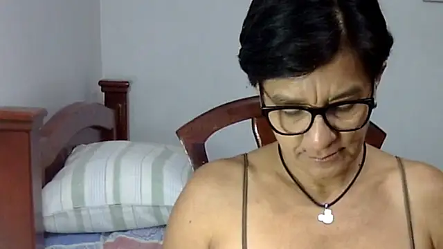 LunaLUVX online show from October 19, 2025, 2:45 am