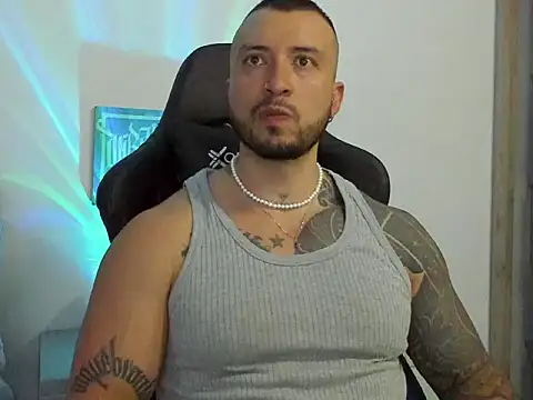 Snapshot of Dave-Max01 chatting on October 28, 2025, 10:45 pm Dave-Max01 online show from October 28, 2025, 10:45 pm