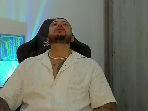 Snapshot of Dave-Max01 chatting on October 31, 2025, 12:33 am Dave-Max01 online show from October 31, 2025, 12:33 am