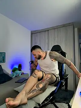 Snapshot of Dave-Max01 chatting on November 21, 2025, 10:47 am Dave-Max01 online show from November 21, 2025, 10:47 am