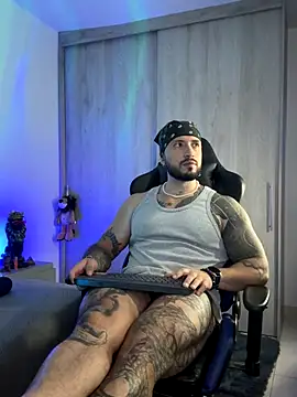 Snapshot of Dave-Max01 chatting on November 25, 2025, 2:44 am Dave-Max01 online show from November 25, 2025, 2:44 am