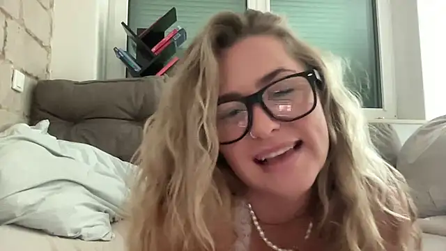 Snapshot of goddesemiiyy chatting on October 9, 2025, 9:07 am goddesemiiyy online show from October 9, 2025, 9:07 am