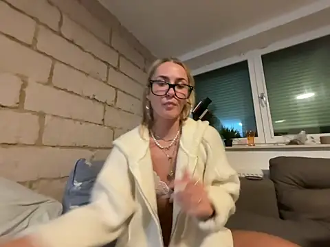 goddesemiiyy online show from February 8, 2026, 5:38 pm