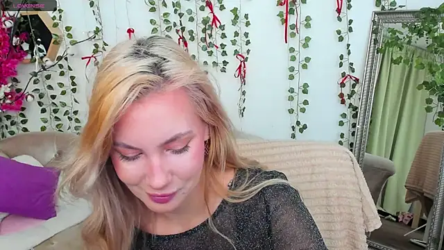 Snapshot of _BellaClark chatting on May 1, 2026, 8:24 pm BellaClark online show from May 1, 2026, 8:24 pm