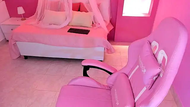 Snapshot of HolyLux chatting on November 28, 2025, 11:13 am HolyLux online show from November 28, 2025, 11:13 am