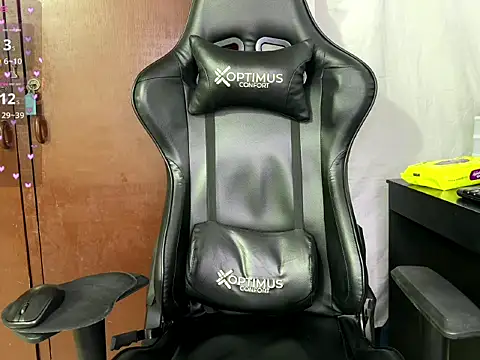 Snapshot of BigTitsGirl04 chatting on February 12, 2026, 10:27 pm BigTitsGirl04 online show from February 12, 2026, 10:27 pm