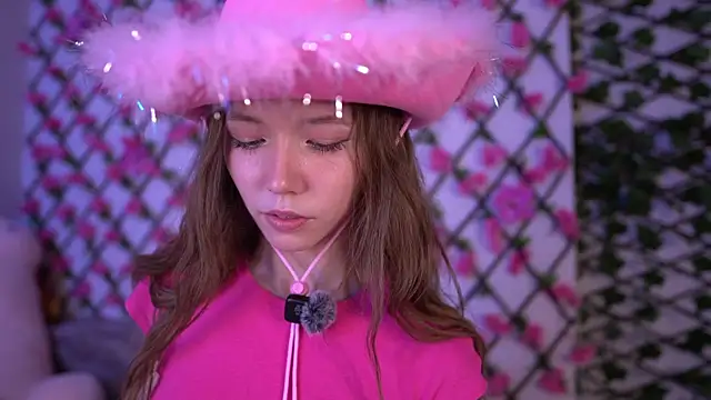 Snapshot of Petite_Polly chatting on November 7, 2025, 6:08 pm Petite Polly online show from November 7, 2025, 6:08 pm