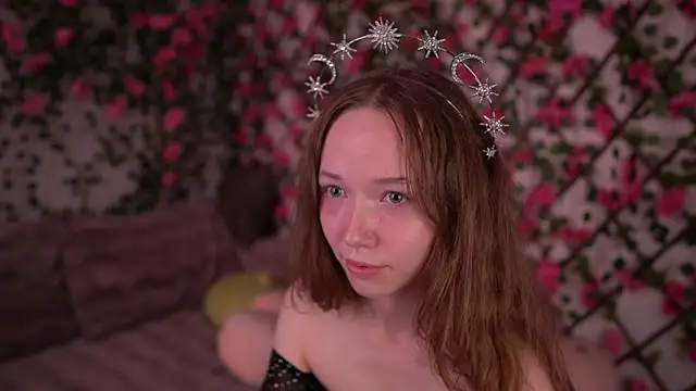 Snapshot of Petite_Polly chatting on November 28, 2025, 6:10 pm Petite Polly online show from November 28, 2025, 6:10 pm