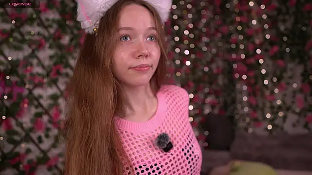 Snapshot of Petite_Polly chatting on December 15, 2025, 6:12 pm Petite Polly online show from December 15, 2025, 6:12 pm