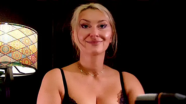 LeticiaReys online show from November 6, 2025, 5:47 pm