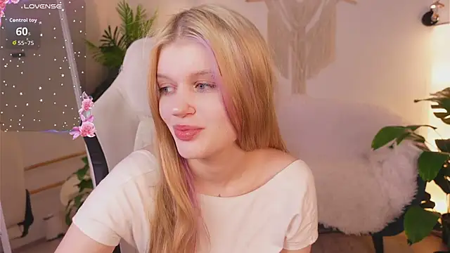 Any mo0n online show from December 3, 2025, 7:27 am