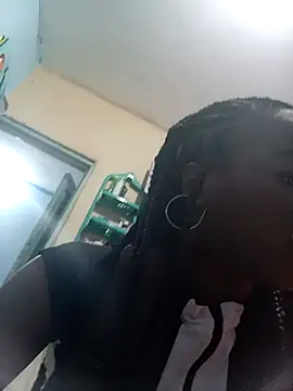 BeverlyMadison  online show from November 25, 2025, 1:33 pm